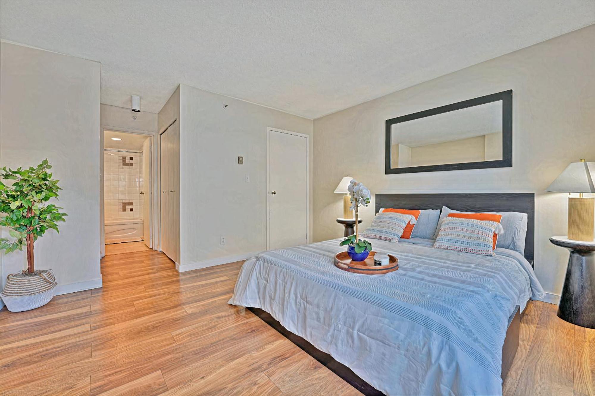Prime Location Stylish Two-Bedroom Apartment Overlooking Downtown Vancouver Exterior foto