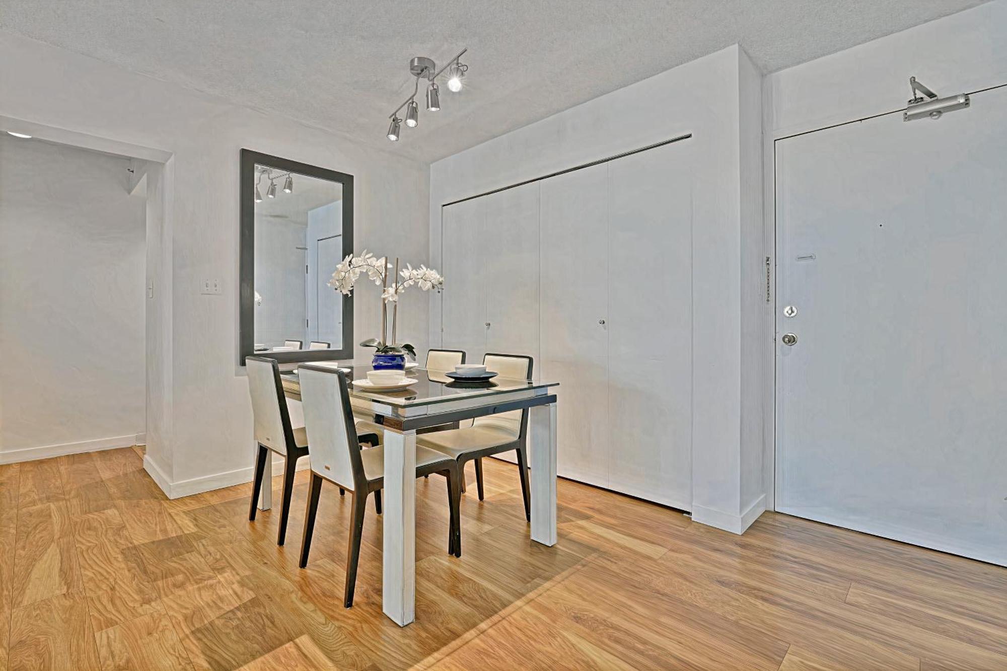 Prime Location Stylish Two-Bedroom Apartment Overlooking Downtown Vancouver Exterior foto